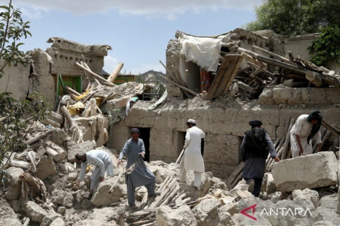 Warga Afghanistan mencari korban selamat di antara puing-puing rumah yang hancur akibat gempa di Gayan, Afghanistan, 23 Juni 2022. ANTARA FOTO/REUTERS/Ali Khara/wsj