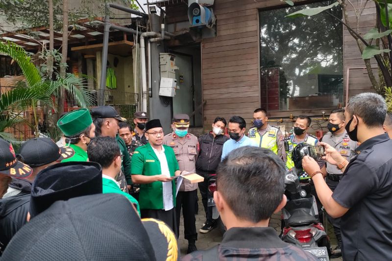 Sebanyak 30 orang yang mengatasnamakan Pimpinan Cabang Gerakan Pemuda Ansor (GP Ansor) Kota Bandung mendatangi salah satu outlet Holywings Indonesia di Jalan Karangsari, Kota Bandung, Jawa Barat. (ANTARA/HO-GP Ansor Kota Bandung)
