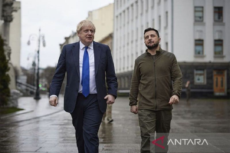 Arsip foto - Presiden Ukraina Volodymyr Zelenskyy dan Perdana Menteri Inggris Boris Johnson berjalan melalui jalan-jalan Kyiv melihat kerusakan yang disebabkan oleh serangan Rusia, 9 Apr 2022. (ANTARA/Kepresidenan Ukraina/Gambar sampul via Reuters Connect