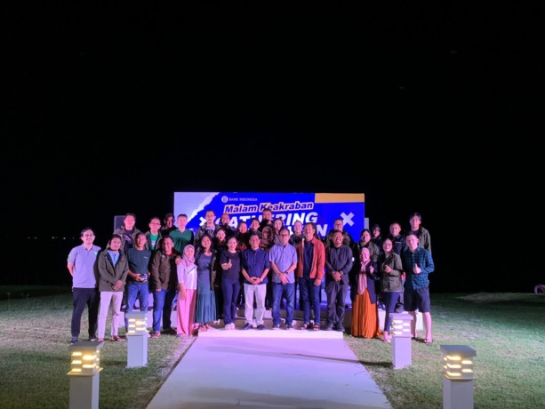 Kepala BI Sulut Arbonas Hutabarat, Kepala Devisi Perumusan Implementasi Kekda Fernando Butar-Butar, Wartawan Senior Pieter Gero, dan Kontributor Foto National Geographic Indonesia  Stenly Pontolawokang, bersama para wartawan ekonomi Sulut, di Malam Keakra