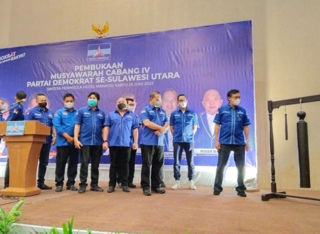Ketua DPD Demokrat Sulut mendampingi Sekretaris Majelis Tinggi Partai Demokrat Andi Alfian Mallarangeng membuka Muscab ke IV se Sulut, Sabtu (25/6) di Manado.