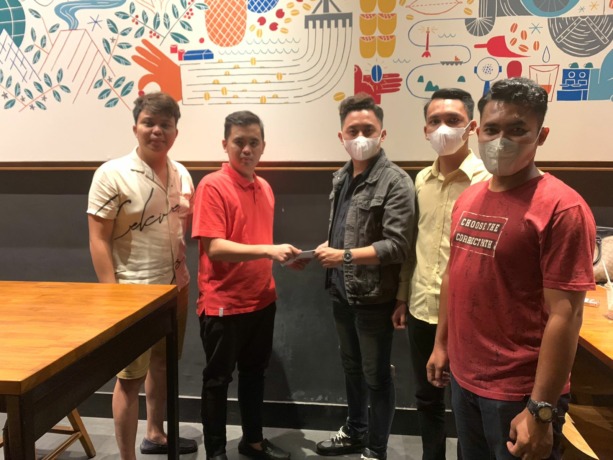 Menejemen yang lama menyerahkan kepemilikan Persmin Minahasa ke menejemen baru.