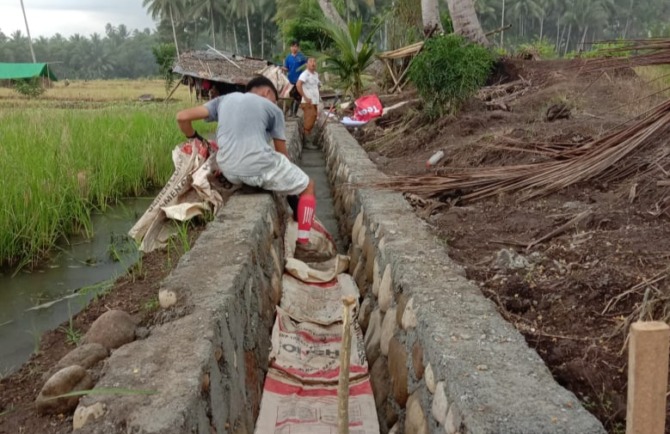 Perkumpulan Petani Penguna Air (P3A) Desa Motoboi Besar, Kecamatan Kotamobagu Timur, Kota Kotamobagu, bangun jaringan irigasi Program Percepatan Peningkatan Tata Guna Air Irigasi (P3-TGAI) dari Balai Wilayah Sungai 1 Sulawesi Utara (Sulut) lewat Program A