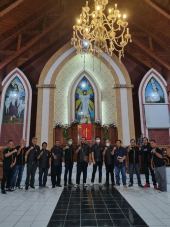 SOLID: Tim Cerdas Cermat Alkitab (CCA) Pria/Kaum Bapa (P/KB) GMIM Pniel Bahu bersama BPMJ, Komisi P/KB, Panitia Hapsa P/KB GMIM Pniel Bahu, di GMIM Kakaskasen Baitel, Jumat (10/06).