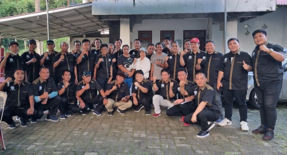 SOLID: Pria/Kaum Bapa (P/KB) GMIM Pniel Bahu bersama Ketua BPMJ GMIM Pniel Bahu Pdt Jane Kolibu Rambing, di Homebase Keluarga Owu-Paninggiran, Jalan Okoy Lingkungan 4 Kelurahan Kakaskasen, Kecamatan Tomohon Utara, Kota Tomohon.