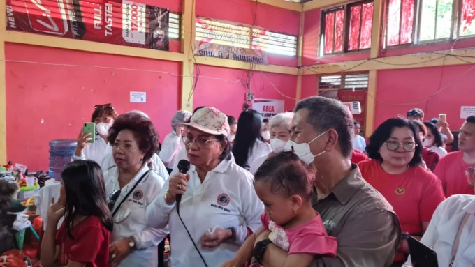 PEDULI: Ketua Paimpuluan Wewene Tonsea Sulut Adriana Dondokambey didampingi Hetty Luntungan Mawuntu dan Wabup Minsel Petra Rembang saat menyembangi Posko Pengungsian di Aula Gereja GMIM Sentrum Amurang (23/6).