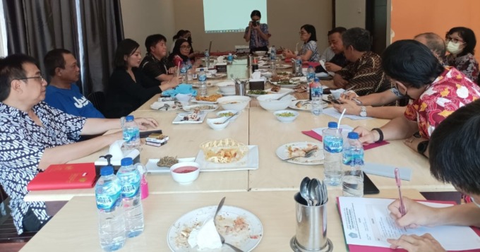 KOORDINASI: Penjabat Sekprov Sulut Praseno Hadi bersama stakeholder terkait saat mengikuti Rakor terkait sinergitas program pembangunan.