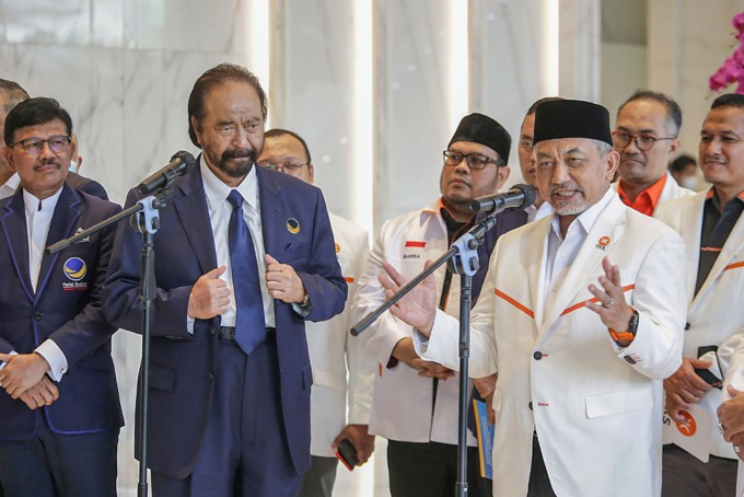 Ketua Umum Partai Nasdem Surya Paloh (kiri) bersama Presiden PKS Ahmad Syaiku dan para petinggi partai usai melakukan rapat tertutup di NasDem Tower, Jakarta, Rabu (22/6/22). FOTO: HENDRA EKA/JAWA POS