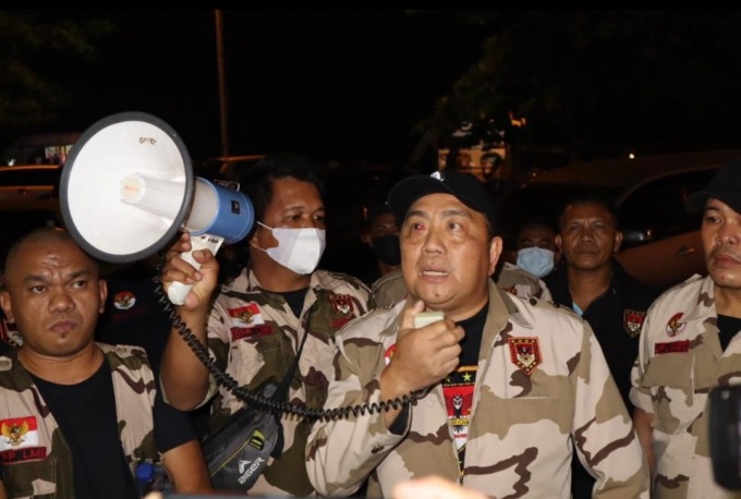 KERAS: Ratusan personel Laskar Manguni Indonesia menyambangi Holywings Manado untuk menyampaikan protes dan tuntutan permohonan maaf atas promo minol kepada pemilik nama Maria dan Muhammad , Sabtu (25/6).