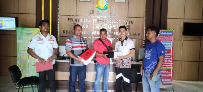 Kanit Tipikor Aiptu Marco Agimat,SH bersama personil saat melakukan pengiriman berkas ke pihak Kejaksaan Negeri Kepulauan Talaud (Istimewa)