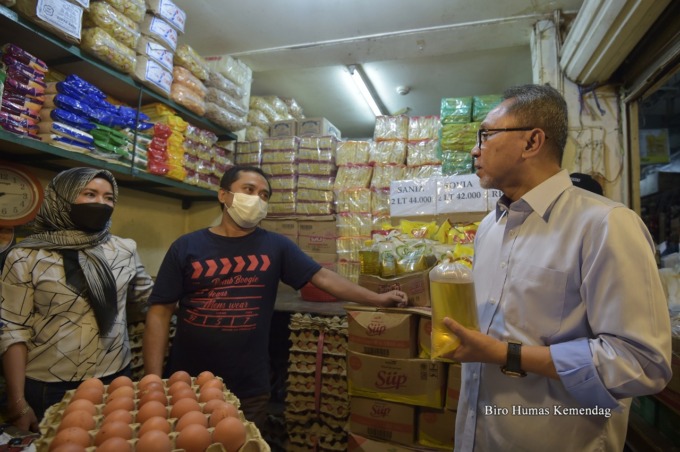Menteri Perdagangan, Zulkifli Hasan bersama Wakil Menteri Perdagangan, Jerry Sambuaga dan Sekretaris Jenderal Kemendag, Suhanto mengunjungi Pasar Cibubur, Jakarta, Kamis (16 Juni 2022).