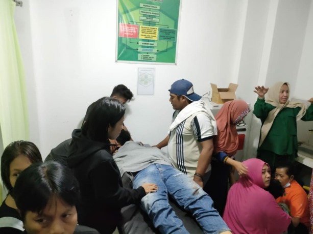 Korban sempat dilarikan ke Puskesmas Ratahan. Sayang nyawanya tak tertolong. (Istimewa)