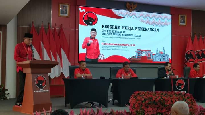SINERGI: Ketua DPC PDI Perjuangan Bolsel H. Iskandar Kamaru, saat memaparkan strategi pada Rakernas.