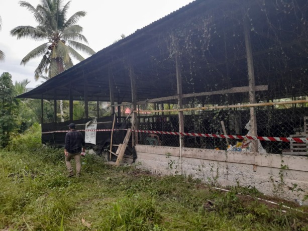 Salah satu bangunan berjenis kandang ayam yang disita Cabang Kejaksaan Negeri Kepulauan Talaud. (Istimewa)