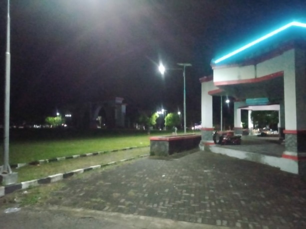 Keren, tampak alun-alun Ibu Kota Bolsel, diterangi lampu taman. (Romansyah/MP)