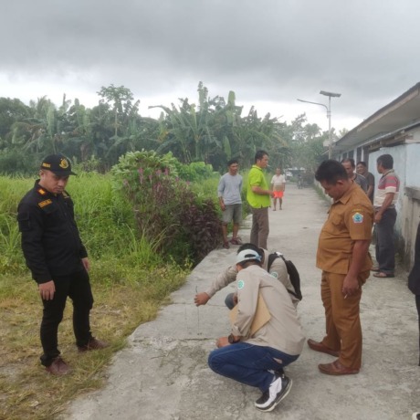 Kacabjari Kepulauan Talaud di Beo Rahmad Abdul SH bersama Ahli Konstruksi saat memeriksa volume jalan rabat beton Desa Pulutan Utara Tahun Anggaran 2017 dan 2018. (Istimewa)
