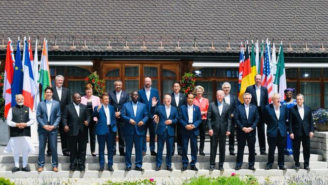 Presiden Joko Widodo mengikuti KTT G7 di Jerman. Dalam sesi foto, Jokowi diapit pemimpin negara tuan rumah, Kanselir Olaf Scholz, dan Presiden AS, Joe Biden. (Dok. Laily Rachev - Biro Pers Sekretariat Presiden)