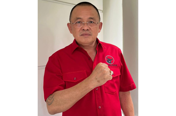 Wenny Lumentut yang sudah mengenakan seragam PDI Perjuangan (Istimewa)