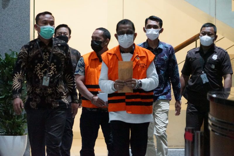 Tersangka Wali Kota Ambon Richard Louhenapessy (tengah/rompi jingga) usai diperiksa di Gedung KPK, Jakarta, Jumat (13-5-2022). ANTARA/HO-Humas KPK