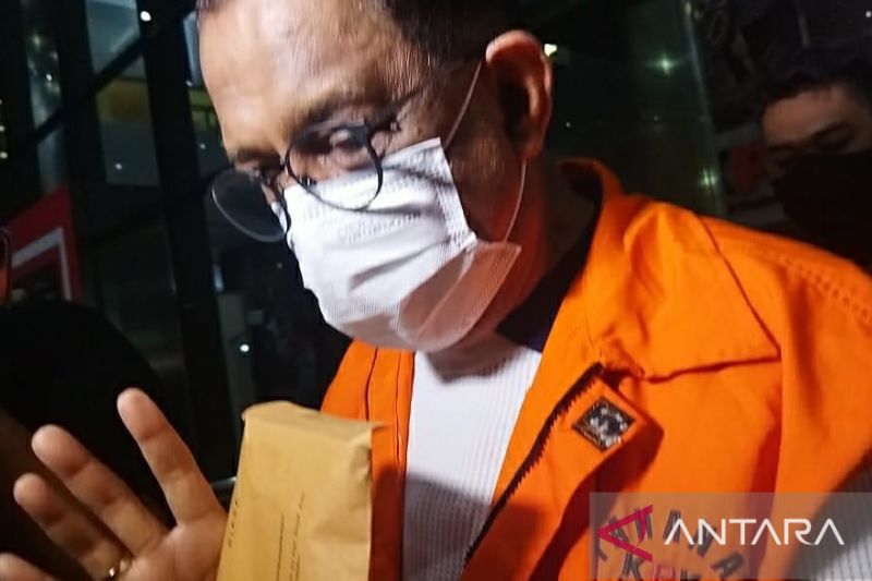Tersangka Wali Kota nonaktif Ambon Richard Louhenapessy di Gedung KPK, Jakarta, Jumat (13/5/2022). (ANTARA/Benardy Ferdiansyah)