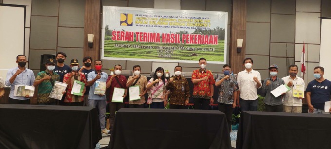 TINGKATKAN PEREKONOMIAN: Kepala BWS Sulawesi I, I Komang Sudana bersama Kepala Seksi OP-SDA Viviane Panelewen, Kepala Satker OP-SDA Iskandar Rahim, PPK OP-SDA III Frans Manampiring, Koordinator Konsultan Manajemen Balai (KMB) Noch Turangan bersama, para T