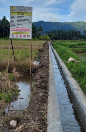 FASILITAS PETANI: Tampak saluran irigasi tersier yang dibangun dengan dana APBN oleh BWS Sulawesi I untuk menyediakan kebutuhan SDA bagi petani pengguna air di Kecamatan Kotamobagu Selatan.