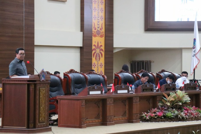 Wakil Gubernur Sulut saat menyampaikan KUA dan PPAS APBD Sulut tahun anggaran 2023 dalam rapat paripurna, Selasa (26/7).