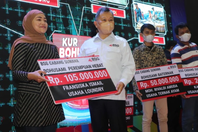 Dirut BSG Revino Pepah, saat menyerahkan KUR Bohusami kepada pelaku UMKM Gorontalo, beberapa waktu lalu. (BSG for MP)