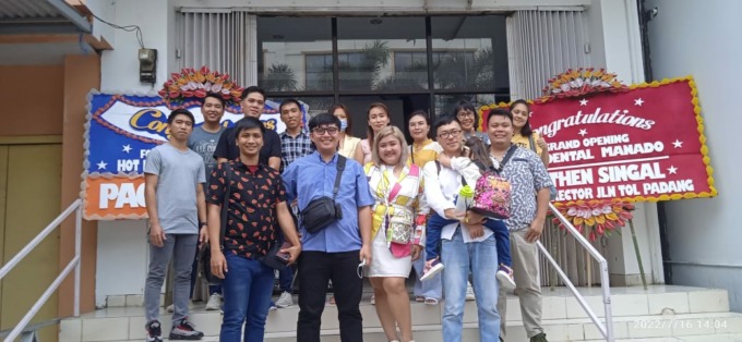 Owner Hot Dental Manado bersama dengan undangan dalam grand opening yang digelar Sabtu (16/7). (Asyer Rokot/MP)