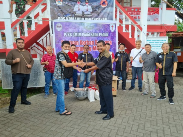 BERBAGI KASIH: Pria/Kaum Bapa (P/KB) Gereja Masehi Injili di Minahasa (GMIM) Pniel Bahu membawa bantuan bagi korban bencana di Amurang Minsel di Posko Penanganan Bencana di Amurang, Sabtu (02/07).