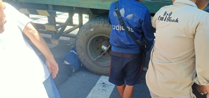 Korban langsung meninggal dunia di tempat setelah dilindas kendaraan bertonase besar di ruas jalan depan Kantor PN Bitung. (ISTIMEWA)