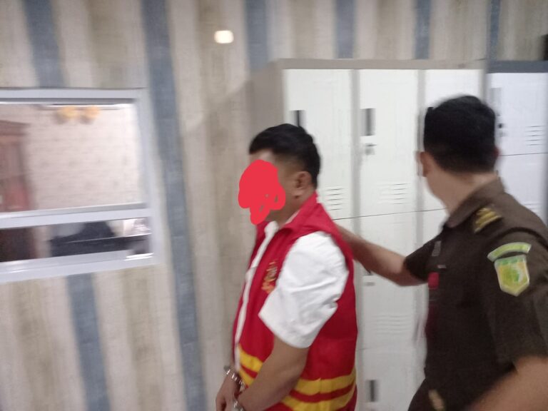 AHB selaku Kepala Dinas Sosial dan SH Kepala Bidang Fakir Miskin, Rabu (6/7), akhirnya jadi tersangka dan ditahan Kejaksaan Negeri Kotamobagu. Salah satu tersangka dikawal anggota Kejari.