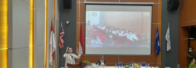 PERTAMA KALI DATANG DI MANADO: Valerie Julliand memberikan sambutan dan pengenalan singkat berkaitan tugas PBB, misi, dan tujuan pembangunan berkelanjutan (SDGs).