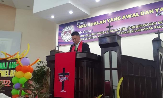 Bendahara Komisi Pelayanan Anak Sinode (KPAS) Gereja Masehi Injili di Minahasa (GMIM) Pnt dr Hanly Walintukan MKes memimpin ibadah Bulan Peduli Anak GMIM, di GMIM Pniel Bahu, Minggu (17/8/22).