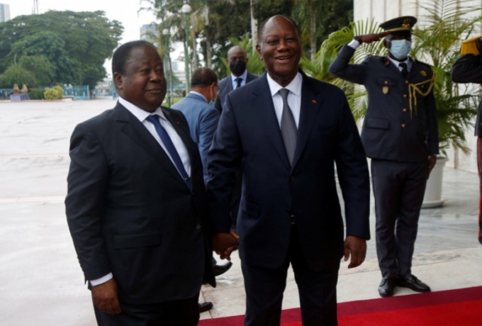 Presiden Pantai Gading Alassane Ouattara menyambut mantan Presiden Henri Konan Bedie untuk pertemuan yang juga dihadiri oleh mantan Presiden Laurent Gbagbo dalam upaya berkelanjutan untuk mendamaikan bangsa yang terpecah, di istana kepresidenan di Abidjan