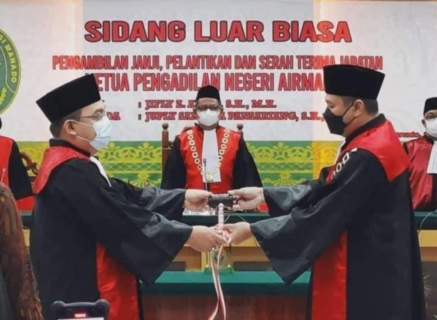 Suasana pengambilan sumpah dan pisah sambut Ketua PN Airmadidi dari Jifly Adam kepada Juply Pansariang, beberapa waktu lalu.