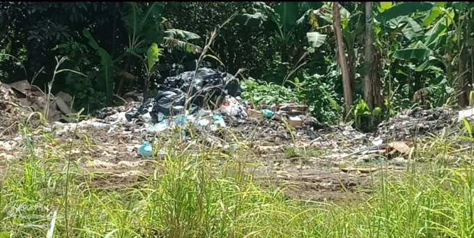 MIRIS: Tumpukan sampah di seputaran RS Sentra Medika tampak menggunung dan tidak dikelola sesuai aturan sebagaimana instruksi Bupati Minut.