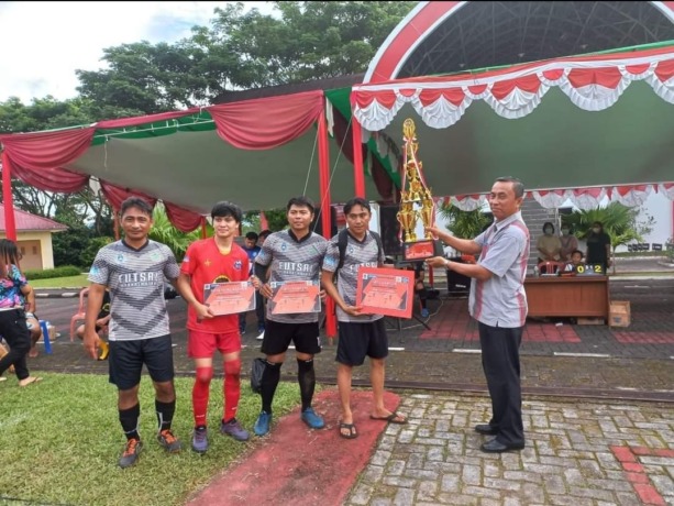 ANTIKLIMAS: Kadispora Minut Max Tapada saat menyerahkan hadiah kepada para pemenang turnamen futsal di halaman kantor Bupati Minut, akhir pekan lalu.