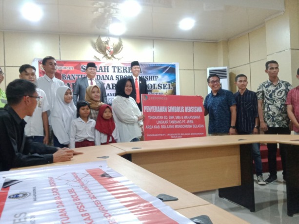 Keseriusan, General Manager PT JRBM Irwan Hasri Lupoyo ST menyerahkan secara simbolis beasiswa kepada warga lingkar tambang di kantor Bupati Bolsel. (Romansyah/MP)