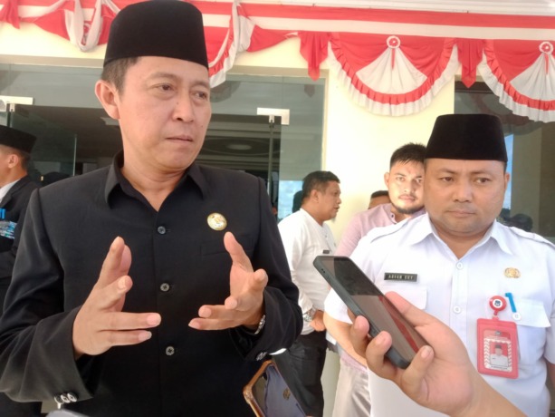 Bupati H. Iskandar Kamaru didampingi Sekkab Marzanzius Arvan Ohy, saat diwawancarai Manado Post. (Romansyah/MP)
