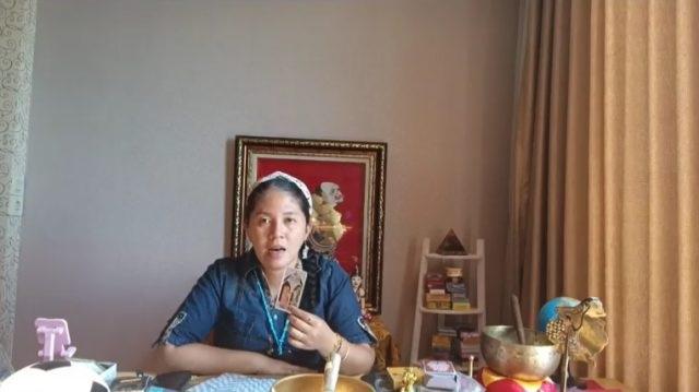Rara komunikasi arwah Brigadir J menggunakan kartu tarot.