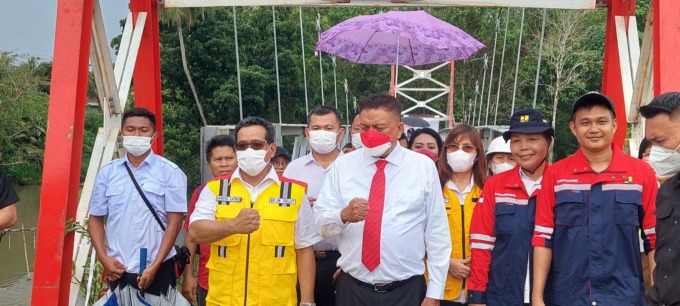 Gubernur Sulut Olly Dondokambey bersama Kepala BPJN Sulut Hendro Satrio dan jajaran saat peresmian Jembatan Gantung Kairagi.