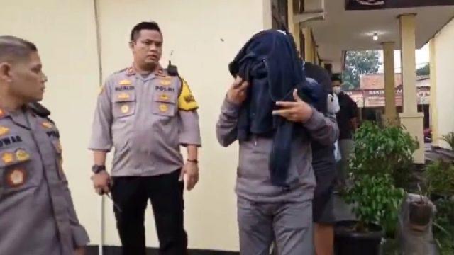 Anggota DPRD dari Fraksi PDIP berinisial YN alias Yadi Nurbahrum (kepala ditutup jaket), Kapolres Purwakarta (kiri), saat akan dibawa ke BNNK Karawang.