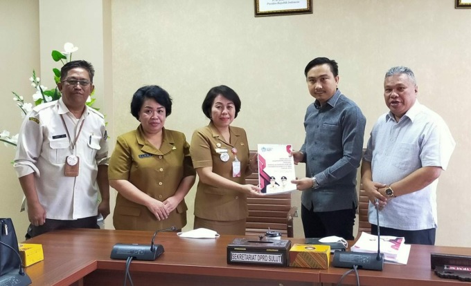 Penyerahan draf Ranperda Pengelolaan Keuangan usai pembahasan, Selasa (23/8)