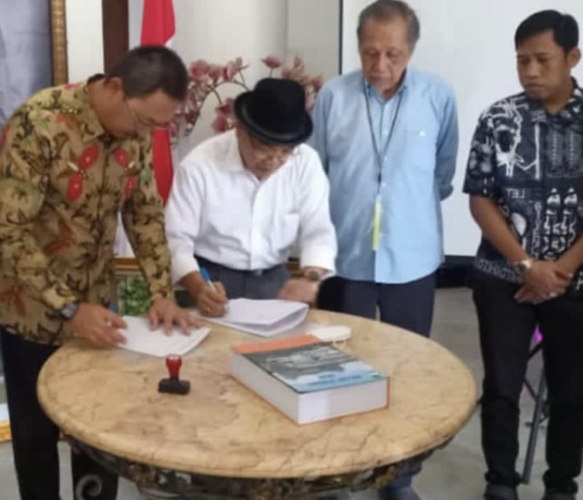 Mr. Liu Yipeng, County Manager for Indonesia China Construction Ltd, Revli Orelius Mandagie, DIrektur Utama PT Inti Kreasindo Nusantara, didampingi Samsul Hadi, Komisaris Utama dan Marsudiyanto, Komisaris Utama PT. Batubaraselaras Sapta*. *Penandataganan