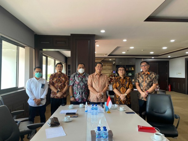 Manager PLN Unit Pelaksana Proyek Sulut Ndaru Seto Widiatmoko beserta jajaran saat menemui Wagub Sulut Steven Kandouw beberapa waktu lalu. (PLN UIP Sulawesi for MP)