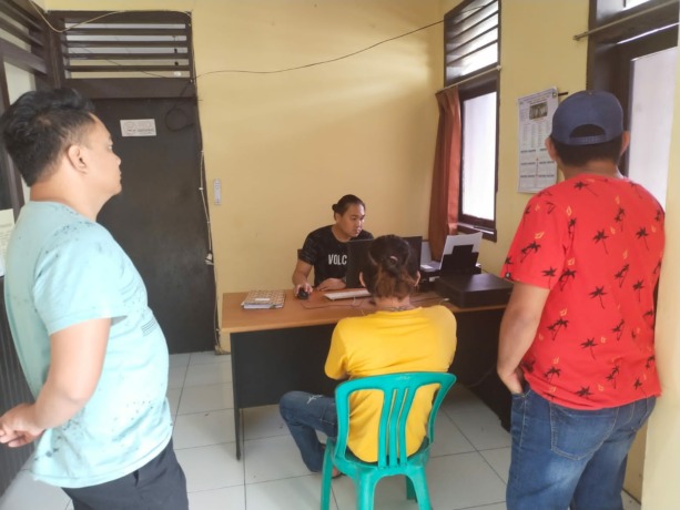 DIBEKUK: Tersangka (duduk, baju kuning) penganiyaan saat diamankan di Mapolsek Tomohon Tengah. Dok istimewa.
