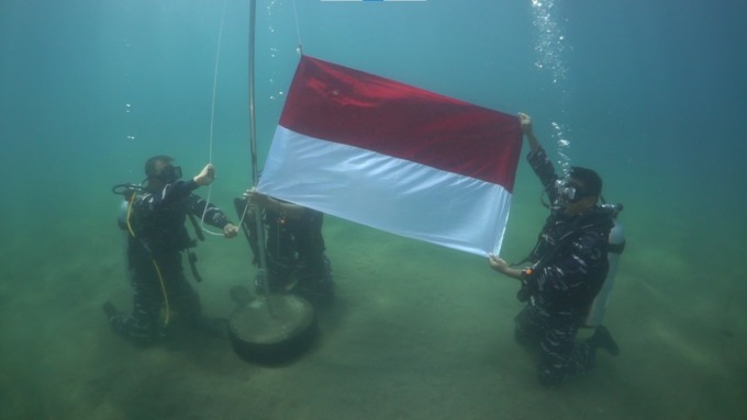 Pangkalan Utama TNI AL (Lantamal) VIII Manado sukses melaksanakan upacara bendera di bawah laut, bertempat di Dermaga Youth Center Kawasan Megamas, Manado, Rabu (17/8). (Foto: Dispen Lantamal VIII) 
