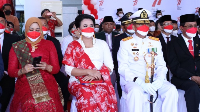 Komandan Pangkalan Utama TNI AL (Danlantamal) VIII Manado Laksamana Pertama TNI Nouldy J. Tangka bersama Ketua Korcab VIII Daerah Jalasenastri Armada II Ny. Herny Nouldy Tangka mengikuti upacara penaikan dan penurunan bendera dalam rangka peringatan HUT K