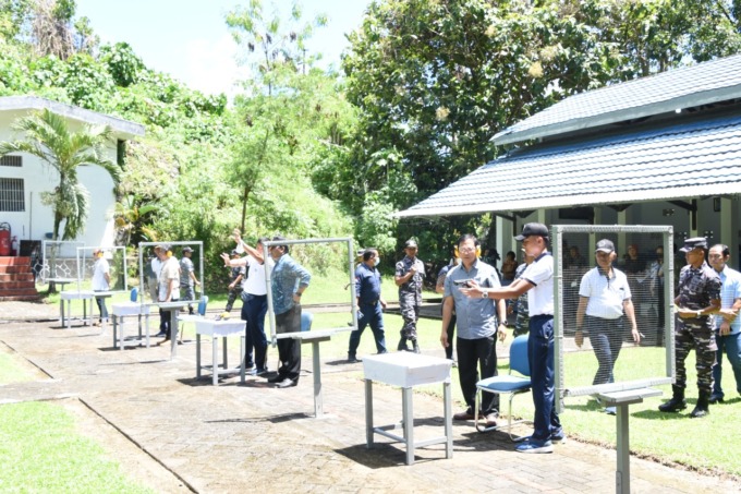 Komandan Pangkalan Utama TNI AL (Danlantamal) VIII Laksamana Pertama TNI Nouldy J. Tangka melakukan latihan menembak bersama General Manager PT PLN (Persero) Unit Induk Wilayah Suluttenggo Leo Basuki, di Lapangan Tembak Pistol Markas Komando Lantamal VIII